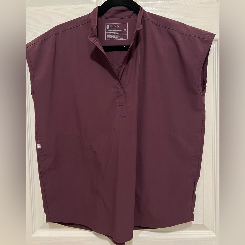 Figs FIONLITE Rafaela oversized scrub top in size XS. Color is chocolate brown.